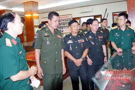 Une délégation de l’Armée royale du Cambodge en tournée à Nghê An