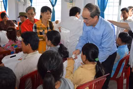 Têt traditionnel : remise de cadeaux à des familles pauvres et à des dignitaires