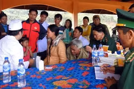 Soins médicaux gratuits pour des pauvres au Laos