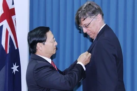 L'Insigne "Pour la paix et l'amitié entre les nations" décerné à l'ambassadeur australien