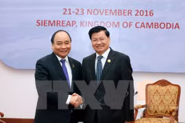 Le Premier ministre Nguyen Xuan Phuc rencontre son homologue laotien
