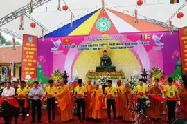 Réception de la statue du Bouddha de Jade pour la paix universelle à Vinh Phuc