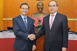 Le Président du FPV reçoit l’ambassadeur du Laos au Vietnam