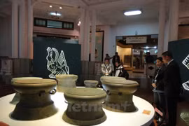 Seize trésors nationaux du Vietnam sortent de leurs coffres 