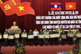 Le Laos met à l’honneur des volontaires et experts vietnamiens