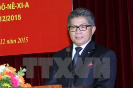L'Insigne pour la paix et l'amitié entre les nations à l'ambassadeur indonésien