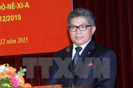 L'Insigne pour la paix et l'amitié entre les nations à l'ambassadeur indonésien