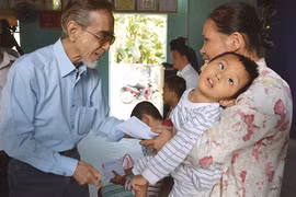 «Un bouddha» milliardaire au chevet des enfants de l’agent orange