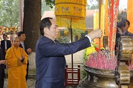 Le Président vietnamien fait offrande de baguettes d'encens à la cité royale de Thang Long