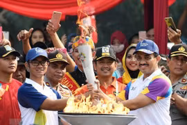 La flamme des ASIAD 2018 arrive à Jakarta pour la cérémonie d'ouverture