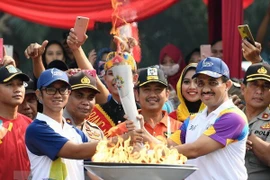 La flamme des ASIAD 2018 arrive à Jakarta pour la cérémonie d'ouverture