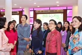 Des épouses de dirigeants de GMS à la découverte de la vie des femmes vietnamiennes