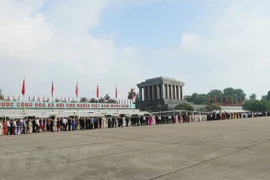 Plus de 38 600 personnes visitent le mausolée du Président Ho Chi Minh