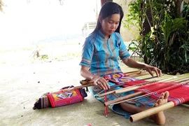 Préserver le tissage de brocatelle de Tà Lài