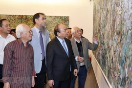 Le PM rend visite au musée des Beaux-arts du Vietnam