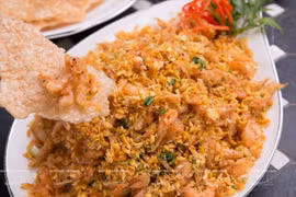 Mini-crevettes frites servies avec des galettes de riz grillées