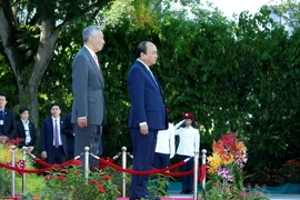 Cérémonie d’accueil réservée au Premier ministre Nguyên Xuân Phuc à Singapour