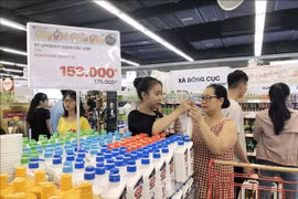 Les détaillants nationaux s'efforcent de résister à la forte concurrence étrangère