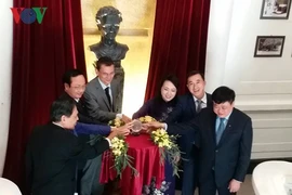 Inauguration d'un buste de Marie Curie à l’Hôpital national d'oncologie