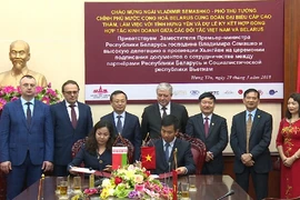 Le Vietnam et la Biélorussie​ signent des ​contrats commerciaux