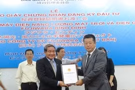 Lancement du projet d'énergie éolienne-solaire de 100 MW à Binh Dinh