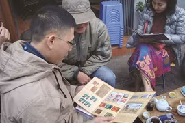 Un marché aux timbres pas comme les autres à Hanoi