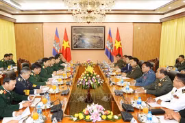 Le commandant en chef de l’Armée royale cambodgienne en visite officielle au Vietnam