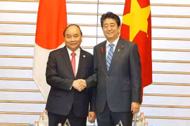 Le PM Nguyen Xuan Phuc s'entretient avec son homologue japonais Shinzo Abe