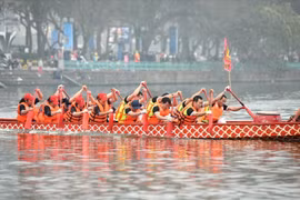 La course de bateaux traditionnels à Hanoi attire les foules