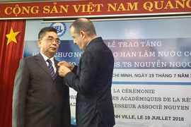 Remise de l’Ordre des palmes académiques à un enseignant de Hô Chi Minh-Ville