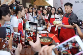 Un chef cuisinier sud-coréen célèbre promeut la cuisine de son pays au Vietnam