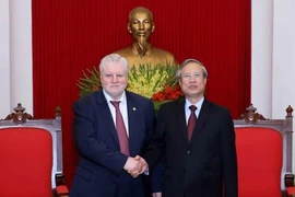 Tran Quoc Vuong reçoit la délégation du Parti "Russie Juste"