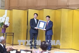 Remise de l'attestation de consul d'honneur du Vietnam à Aichi (Japon) 