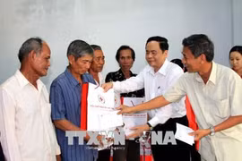 Le président de FPV offre des cadeaux du Tet à Soc Trang