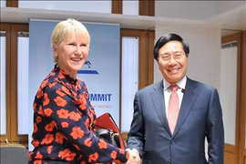 ASEM 12 : le chef de la diplomatie du Vietnam rencontre des responsables étrangers