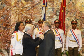 L’Ordre de l’Etoile d’or remis au président cubain Raul Castro Ruz