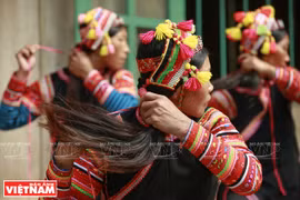 Le superbe turban féminin de l’ethnie La Hu