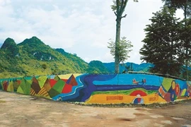 Un village aux fresques murales à Hoà Binh