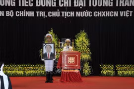 Cérémonie de déplacement du cercueil du président Trân Dai Quang