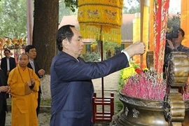 Le Président vietnamien fait offrande de baguettes d'encens à la cité royale de Thang Long