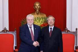 Tran Quoc Vuong reçoit la délégation du Parti "Russie Juste"