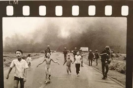 Le photographe Nick Ut offre des cadeaux au Musée de la presse vietnamienne