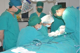 Succès d’une chirurgie du lymphœdème au Vietnam