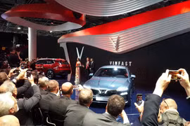 Deux modèles de voiture de Vinfast présentés au Mondial de l'Auto 2018 à Paris