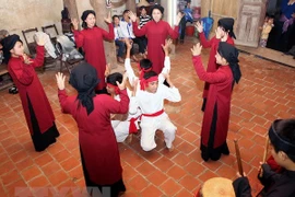 Phu Tho présente un programme de Hat xoan pour les touristes