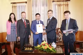 Remise de l'attestation de consul d’honneur de la République tchèque à Hai Phong