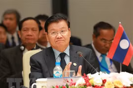Le PM laotien assiste au FEM ASEAN 2018 au Vietnam