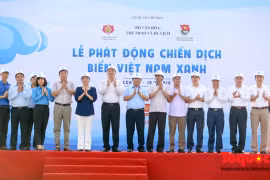 Lancement de la campagne « La mer bleue du Vietnam » à Nghe An