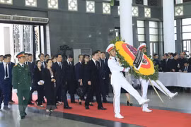 Plusieurs délégations étrangères rendent hommage au président Tran Dai Quang