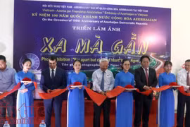 Exposition de photos à l'occasion de la Fête nationale d'Azerbaïdjan
